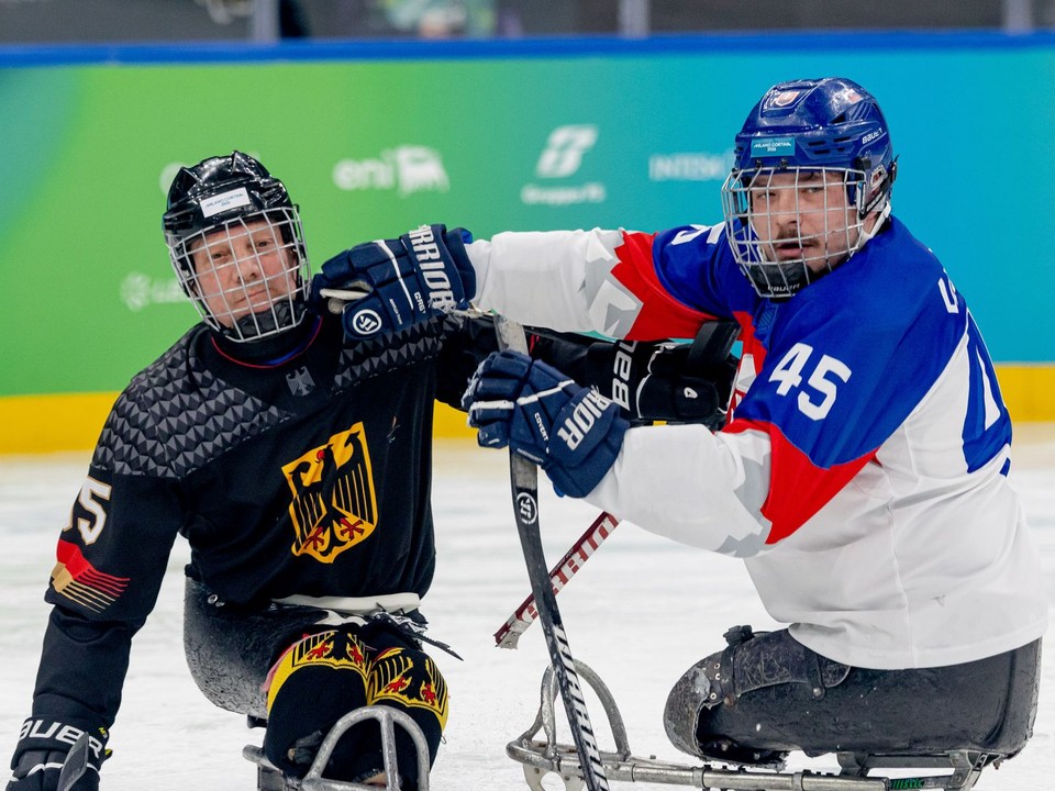 Na snímke sprava Miloš Večerek (Slovensko) a Sven Stumpe (Nemecko) v parahokejovom zápase Slovensko - Nemecko.