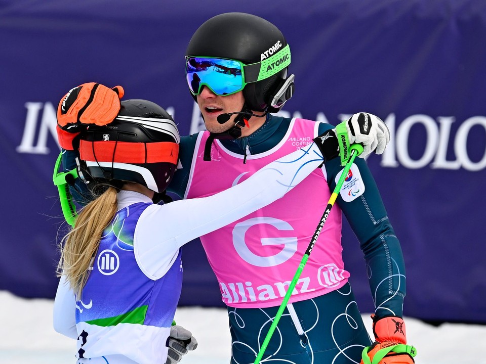 Slovenská paralpská lyžiarka Alexandra Rexová s navádzačom Matúšom Ďurišom (vpravo)