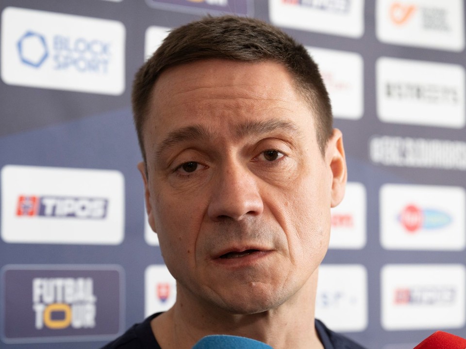 Na snímke tréner slovenskej ženskej basketbalovej reprezentácie Martin Pospíšil rozpráva počas zrazu.