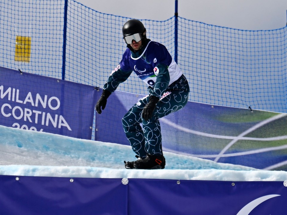Na snímke slovenský reprezentant v parasnouborde Adam Krupa v druhej jazde pretekov banked slalom.