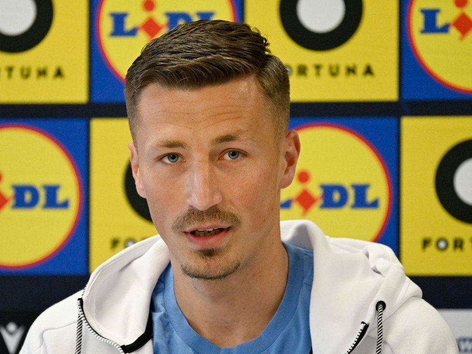 Futbalista Dávid Krčík počas tlačovej konferencie na zraze slovenskej futbalovej reprezentácie.