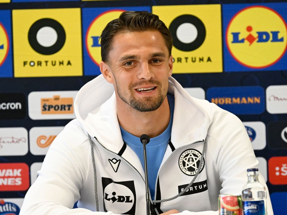 Martin Valjent počas tlačovej konferencie na zraze slovenskej futbalovej reprezentácie