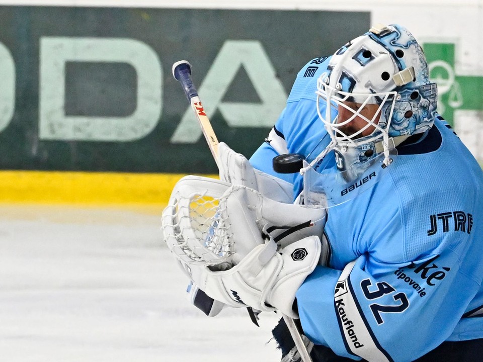 Jaroslav Janus (Slovan) chytá puk.