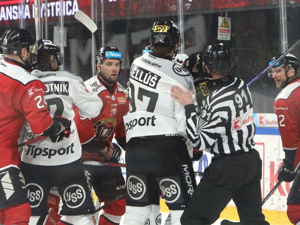 Na snímke potýčka na ľade v 6. zápase štvrťfinále play off hokejovej Tipsport ligy HC MONACObet Banská Bystrica - HC Košice.