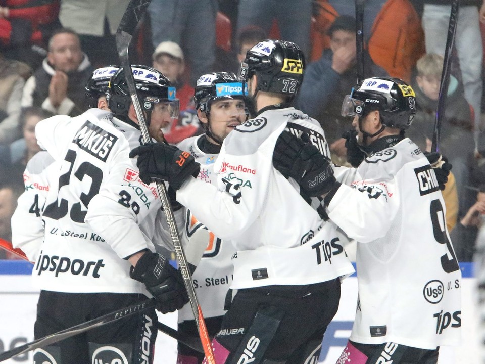 Gólová radosť Košíc v 6. zápase štvrťfinále play off hokejovej Tipsport ligy HC MONACObet Banská Bystrica - HC Košice.