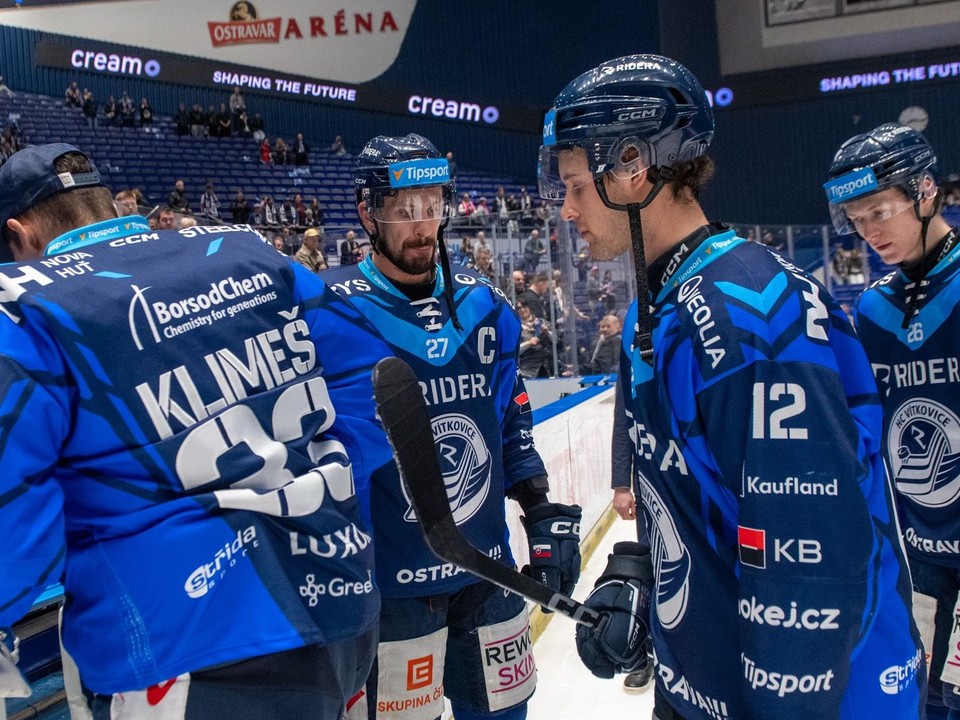 Marek Hrivík s kapitánskym céčkom a Samuel Kňažko (12).