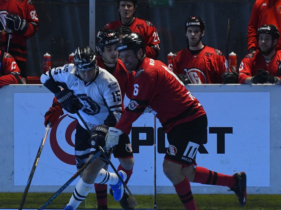 Momentka z hokejbalu LG Bratislava - Ružinov.