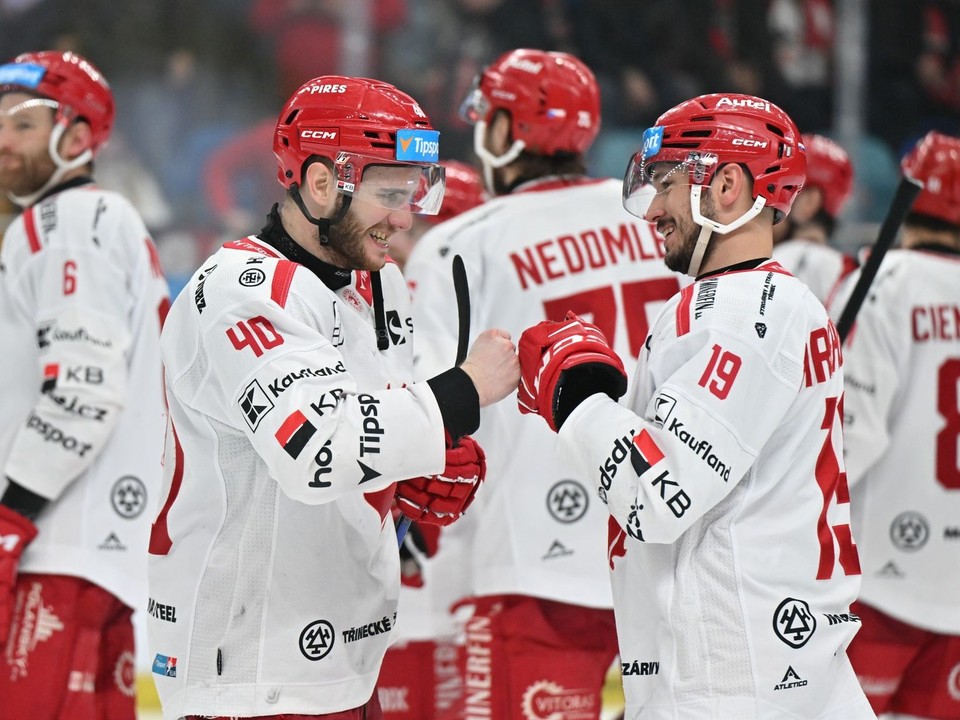 Miloš Roman (vľavo) a Patrik Hrehorčák oslavujú postup.