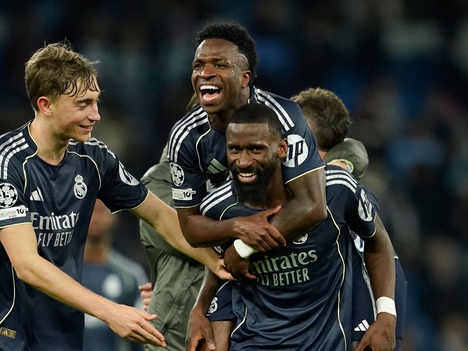 Hráči Realu Vinicius Junior (hore vpravo) a Antonio Ruediger sa radujú z gólu.