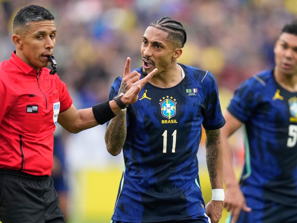 Raphinha (v strede) v drese Brazílie.