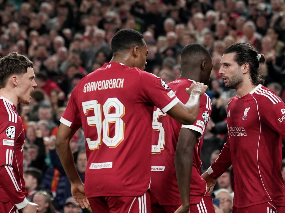 Hráč Liverpoolu Dominik Szoboszlai (vpravo) oslavuje so spoluhráčmi gól.