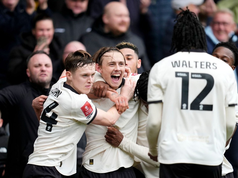 Hráči Port Vale oslavujú gól proti Sunderlandu.