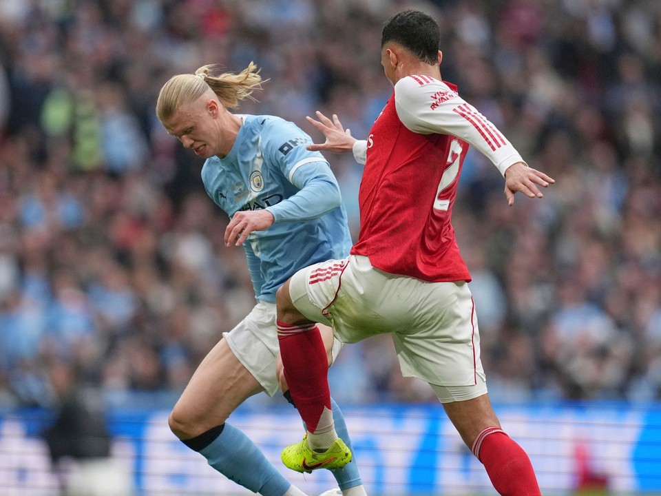 Erling Haaland (vľavo) a William Saliba v zápase Manchester City - Arsenal FC. 