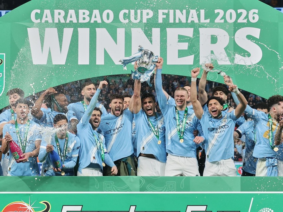 Futbalisti Manchestru City oslavujú zisk Ligového pohára