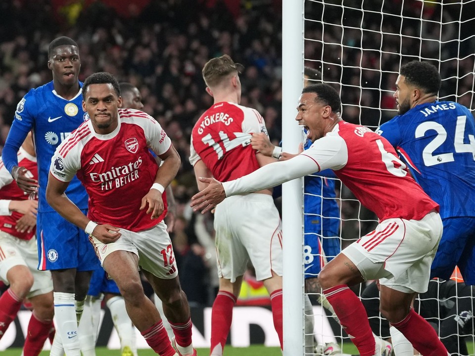 Jurrien Timber oslavuje víťazný gól Arsenalu.