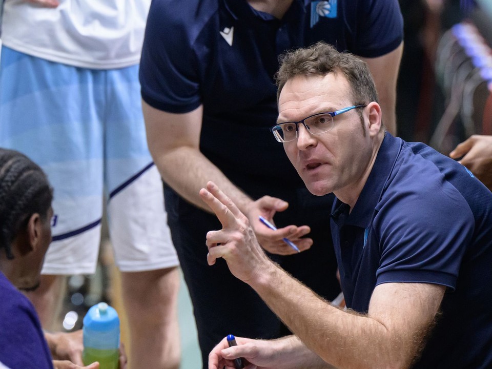 Hlavný tréner Blue Wings Nitra Martin Blaho reaguje počas oddychového času.