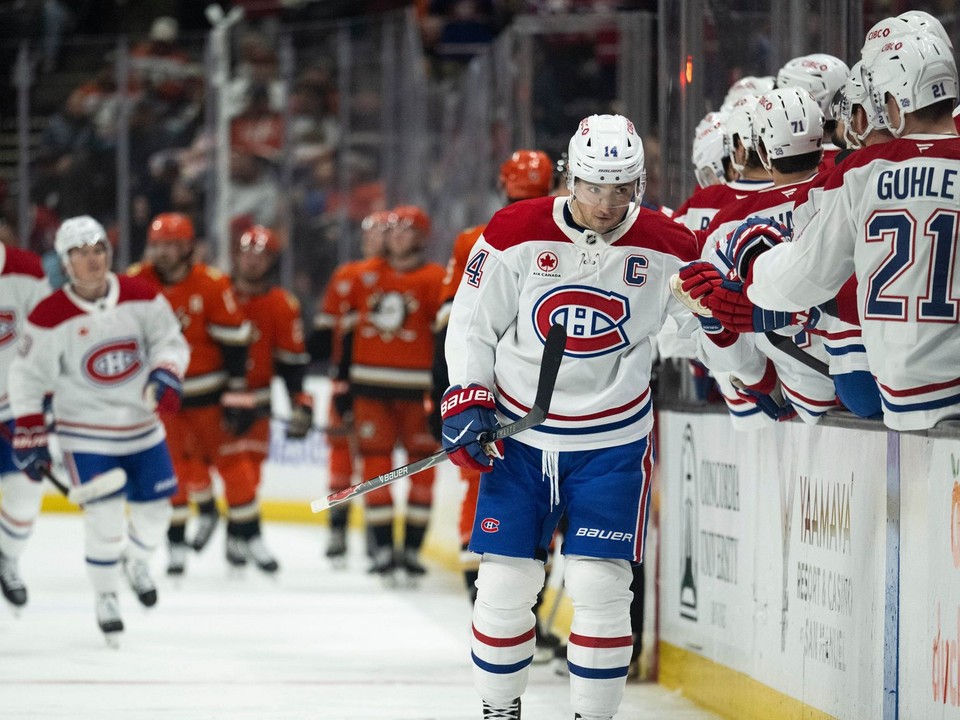 Kapitán Montrealu Nick Suzuki oslavuje gól, v pozadí Juraj Slafkovský a Cole Caufield. 