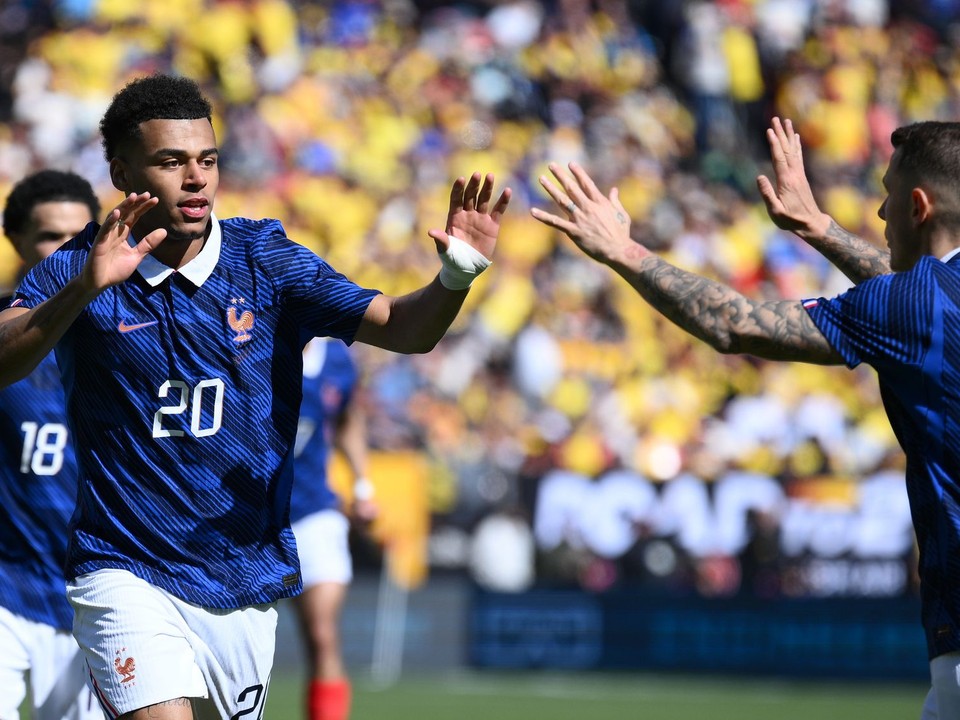 Desire Doue oslavuje gól. 