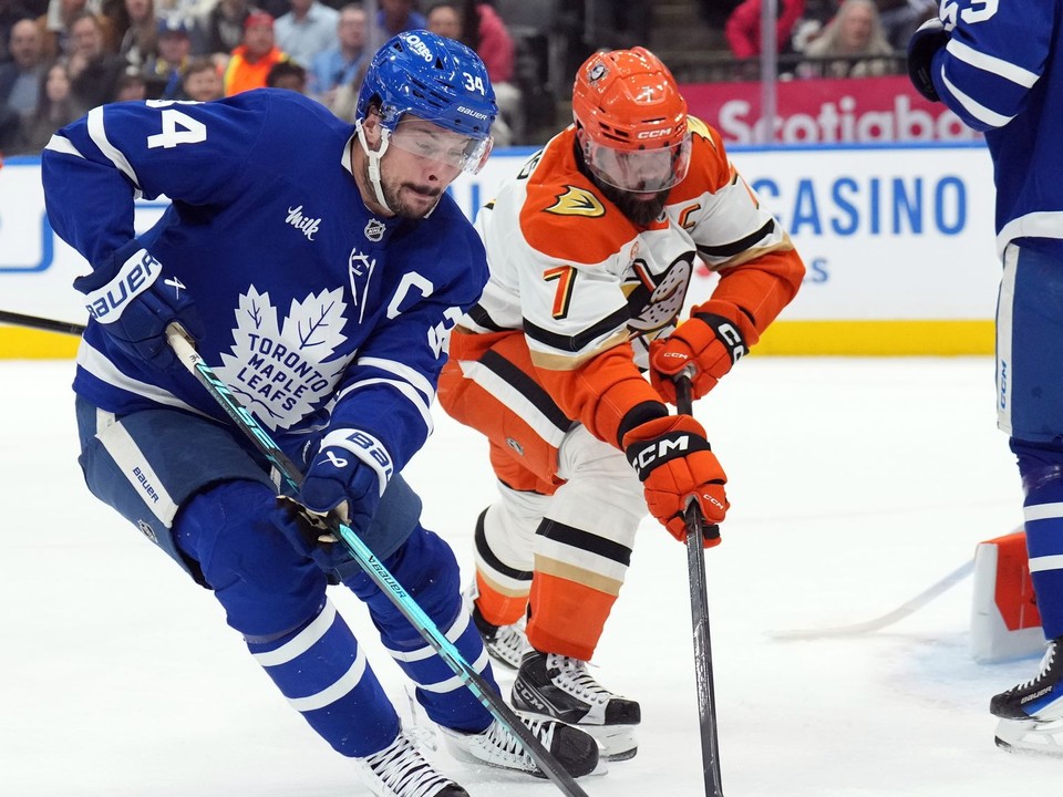 Auston Matthews a Radko Gudas.