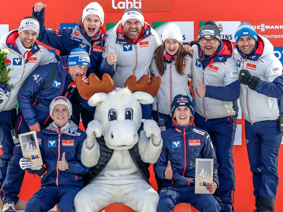 Rakúski skokani oslavujú triumf v Lahti.