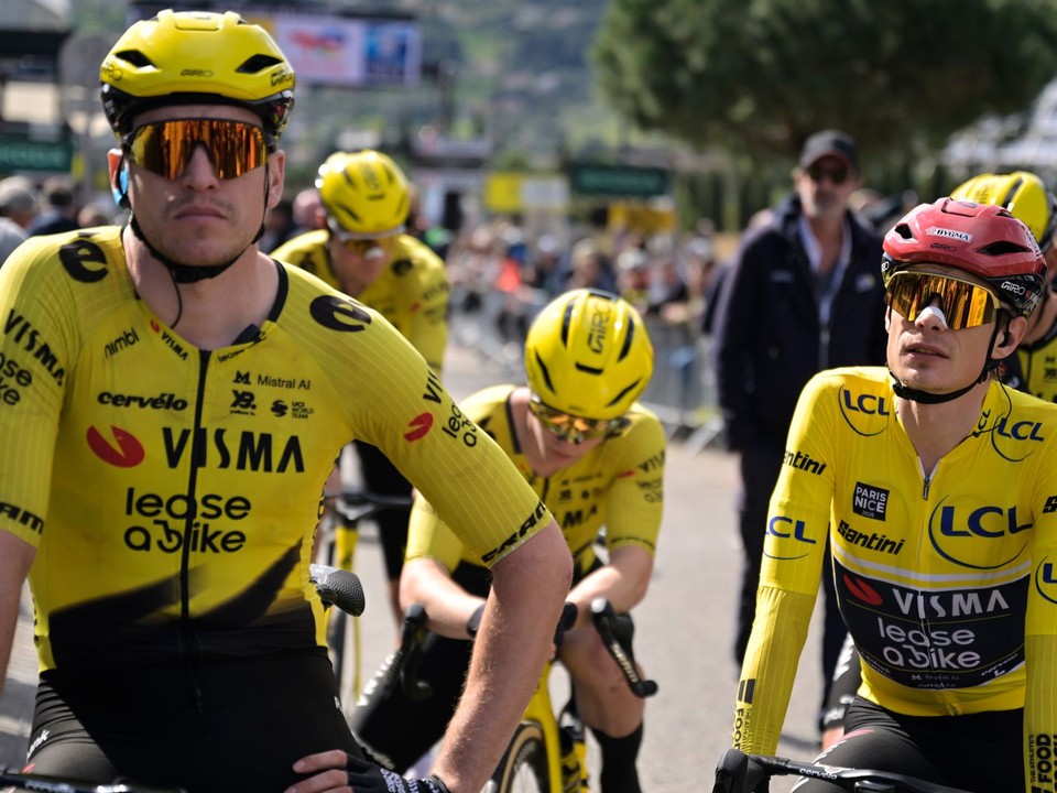 Jonas Vingegaard s kolegami z tímu Visma.