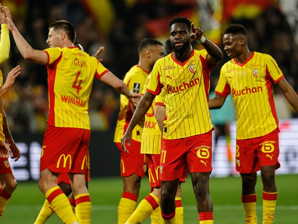 Hráči Lensu sa tešia z gólu.