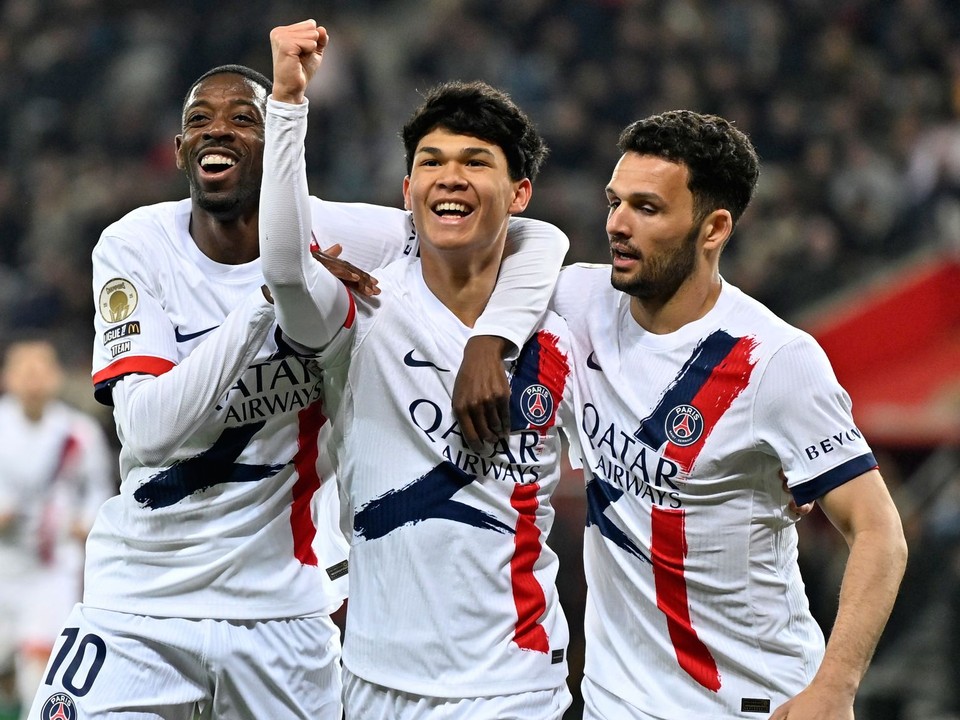 Hráč PSG Pedro Fernandez (uprostred) sa teší z gólu so spoluhráčmi.