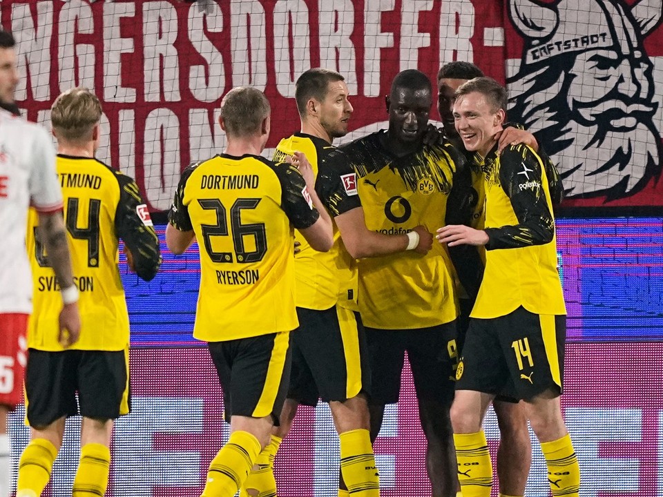 Radosť hráčov Dortmundu po góle proti Kolínu.