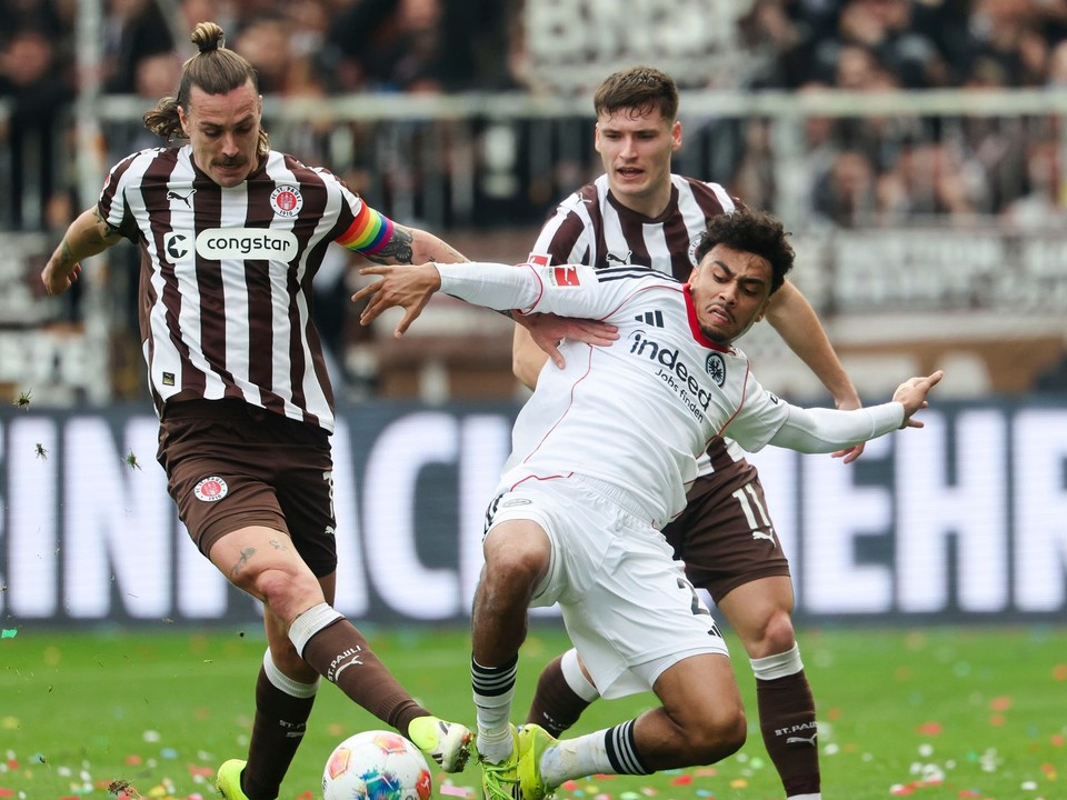 Momentka zo zápasu St. Pauli - Frankfurt.
