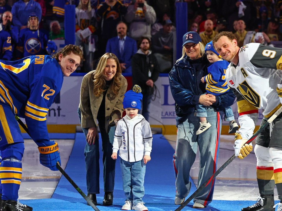 Hokejista Buffala Sabres Tage Thompson (72) a hráč Vegasu Golden Knights  Jack Eichel (9) pózujú počas slávnostného vhadzovania pred zápasom.