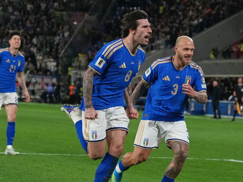 Federico Dimarco a Sandro Tonali oslavujú gól. 