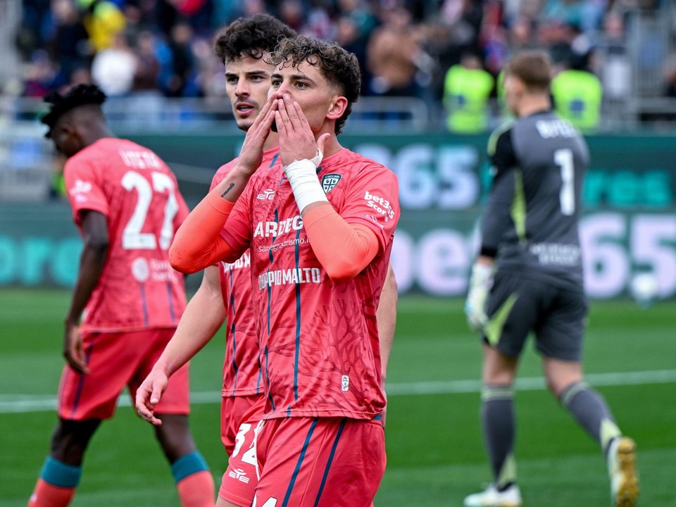 Sebastiano Esposito oslavuje gól proti Comu.