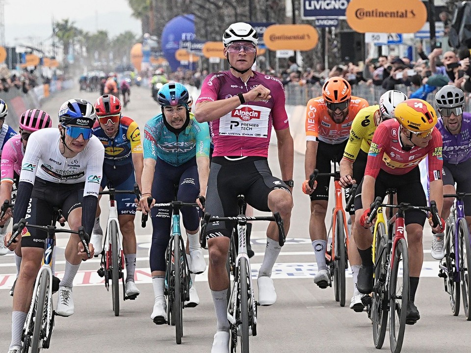 Holandský cyklista Mathieu Van Der Poel (v strede) oslavuje víťazstvo v štvrtej etape.