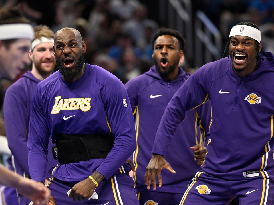 LeBron James a Jarred Vanderbilt reagujú po smeči Austina Reavesa.