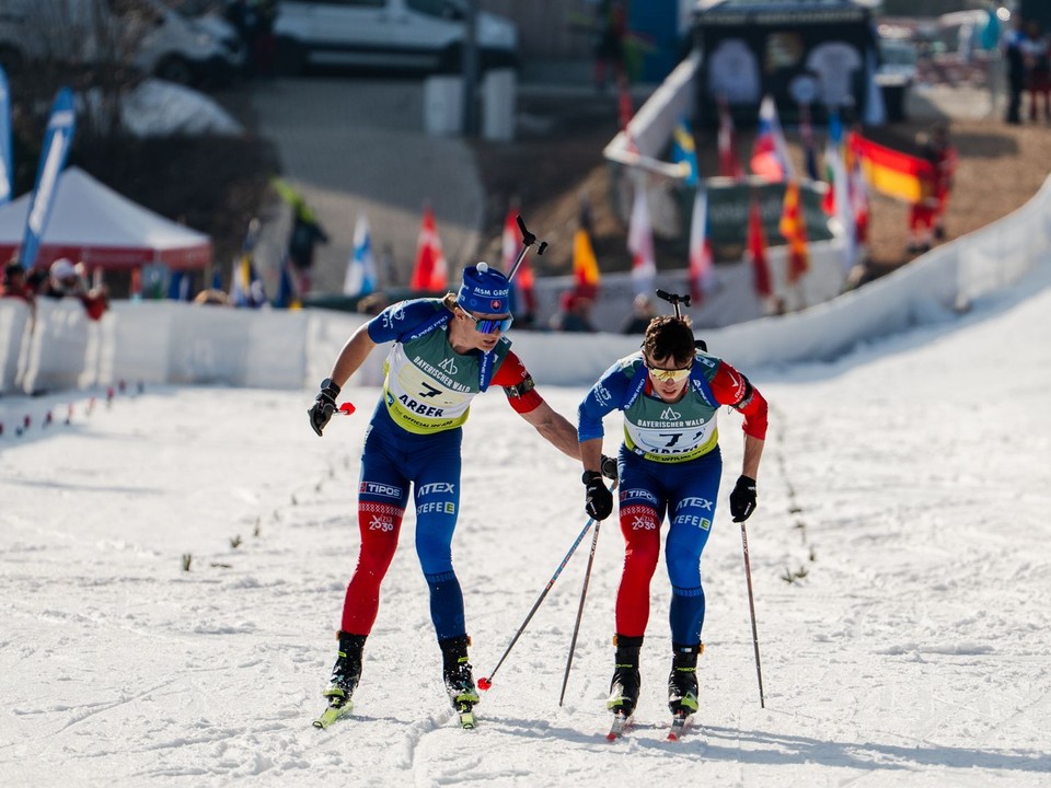 Michal Adamov a Sebastián Belicaj počas štafety juniorov na MS.