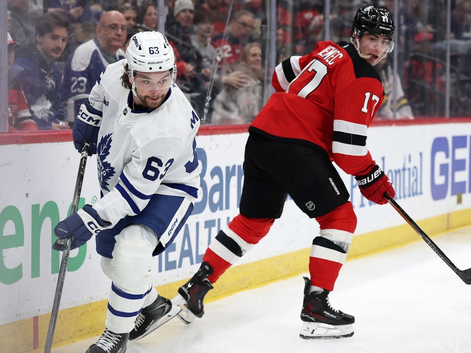 Útočník Toronta Matias MacCelli (63) kontroluje puk popri obrancovi tímu New Jersey Devils Šimonovi Nemcovi (17).
