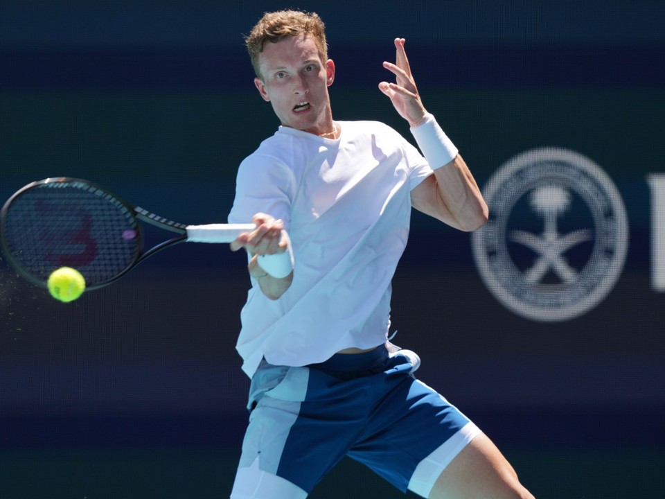  Český tenista Jiří Lehečka odvracia úder.