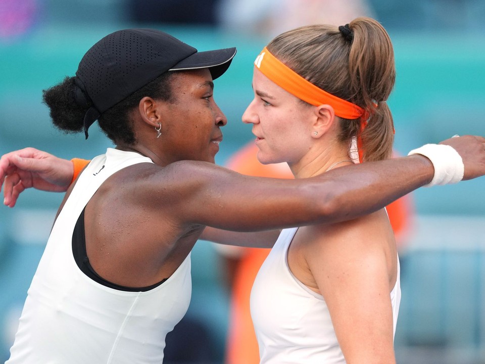 Americká tenistka Coco Gauffová (vľavo) sa objíma s Češkou Karolínou Muchovou.