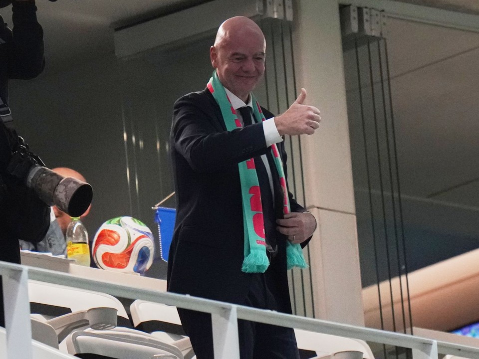 Prezident FIFA Gianni Infantino zdraví divákov počas semifinálového zápasu interkontinentálnej baráže o postup na MS 2026.