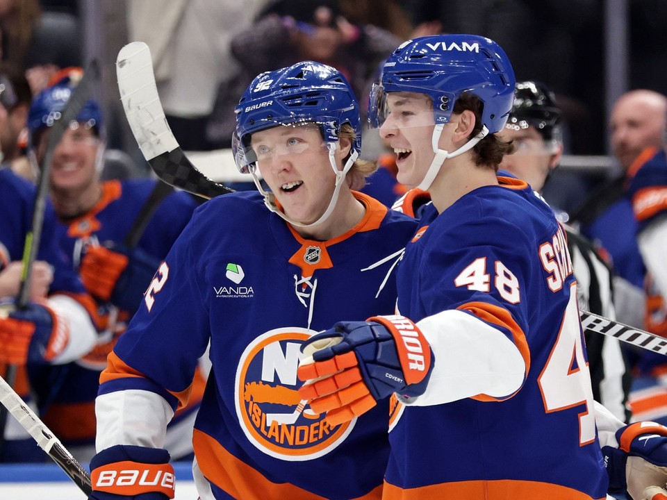 New York Islanders oslavujú gól. 