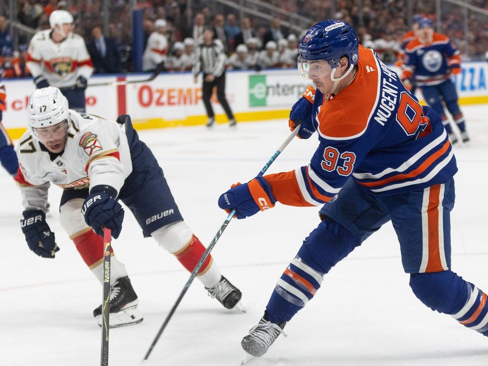 Evan Rodrigues a Ryan Nugent-Hopkins.