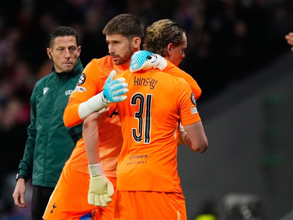 Brankára Tottenhamu Antonína Kinského (vpravo) strieda Guglielmo Vicario.