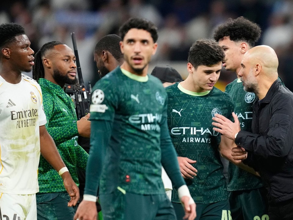 Tréner Pep Guardiola z Manchester City hovorí so svojimi hráčmi po prvom zápase osemfinále.