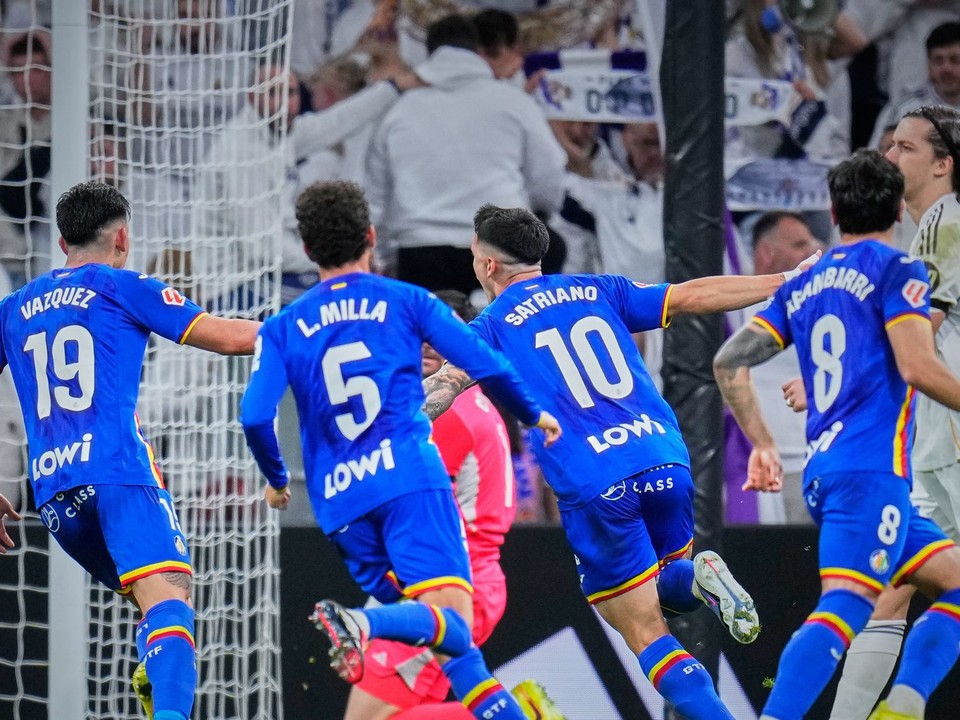 Hráči Getafe oslavujú gól v sieti Realu Madrid.