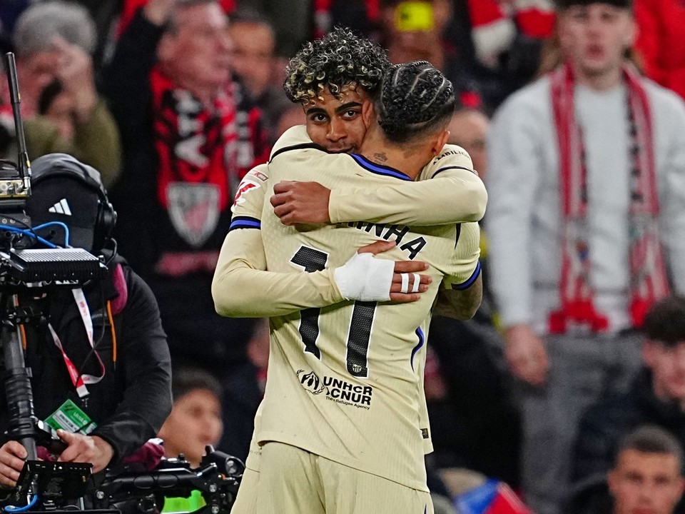 Lamine Yamal a Raphinha sa tešia z gólu proti Bilbau.