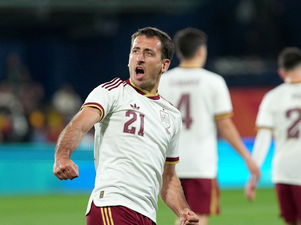 Mikel Oyarzabal oslavuje gól proti Srbsku.