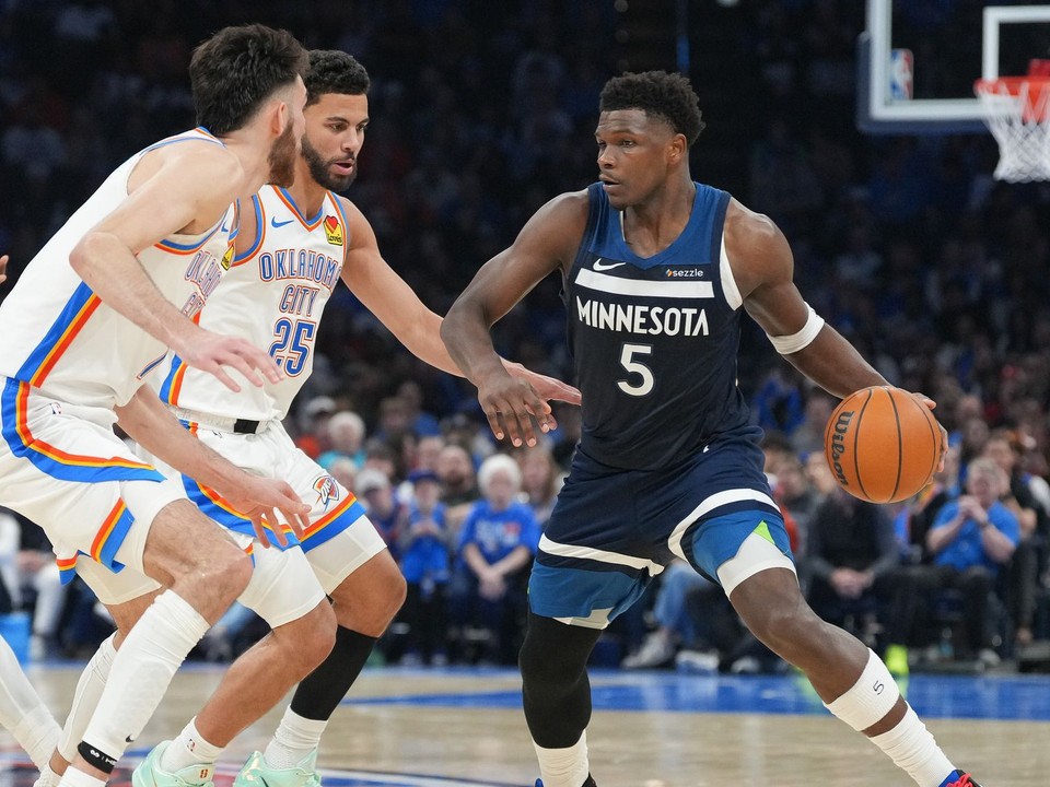 Na archívnej snímke z 15. marca 2026 kľúčový hráč Minnesoty Anthony Edwards (vpravo).