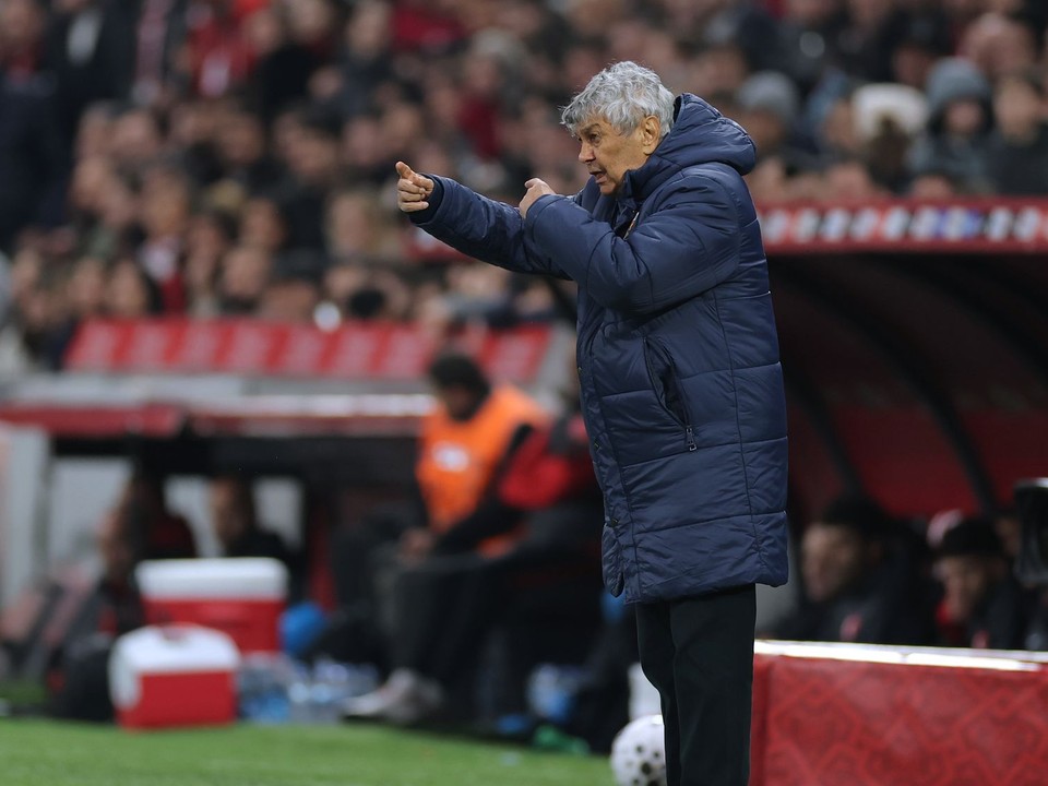 Tréner Rumunska Mircea Lucescu dáva pokyny počas semifinále európskej baráže MS 2026 Turecko - Rumunsko.