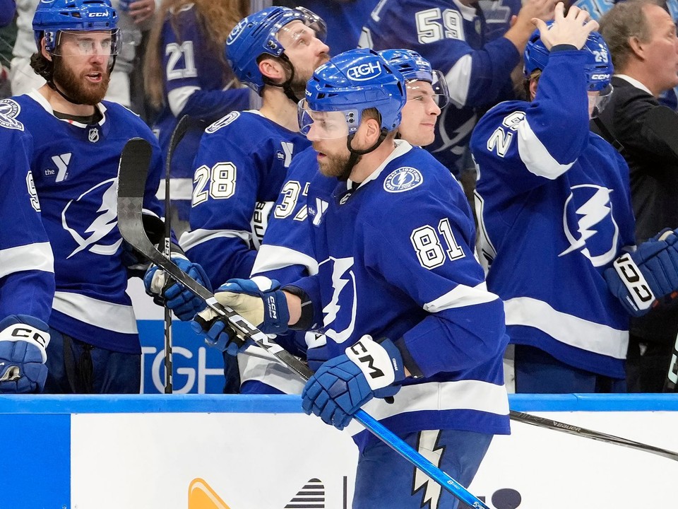 Erik Černák (v popredí uprostred) sa raduje so spoluhráčmi po strelení gólu