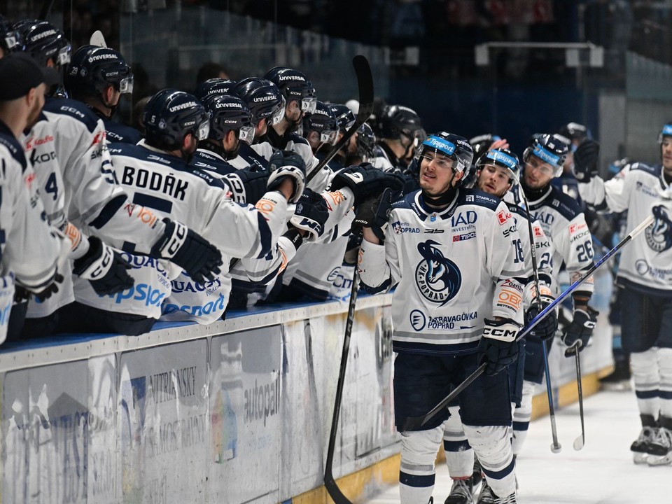 Vpravo hráč Popradu Alex Šotek sa teší z gólu počas prvého zápasu semifinále play off hokejovej Tipsport ligy medzi HK Nitra - HK Poprad.